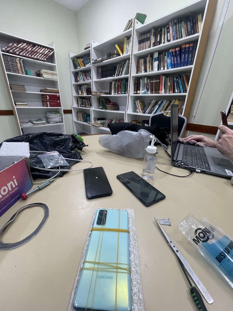 Técnico Tec Silva Recreio com ferramentas prontas para atendimento de celular