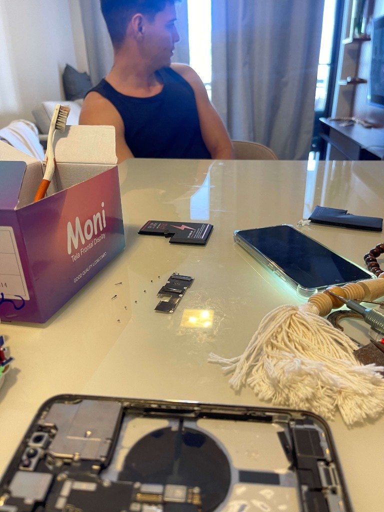Técnico realizando atendimento de smartphone na residência do cliente — coleta e entrega Tec Silva Recreio